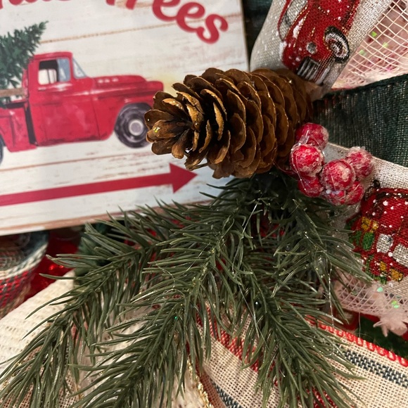 CHRISTMAS WREATH - RED truck Christmas Trees. Moss Buffalo Plaid, Hunter Green+ - Picture 4 of 11